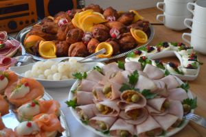 Buffet Menage mit Mädchen im Hintergrund